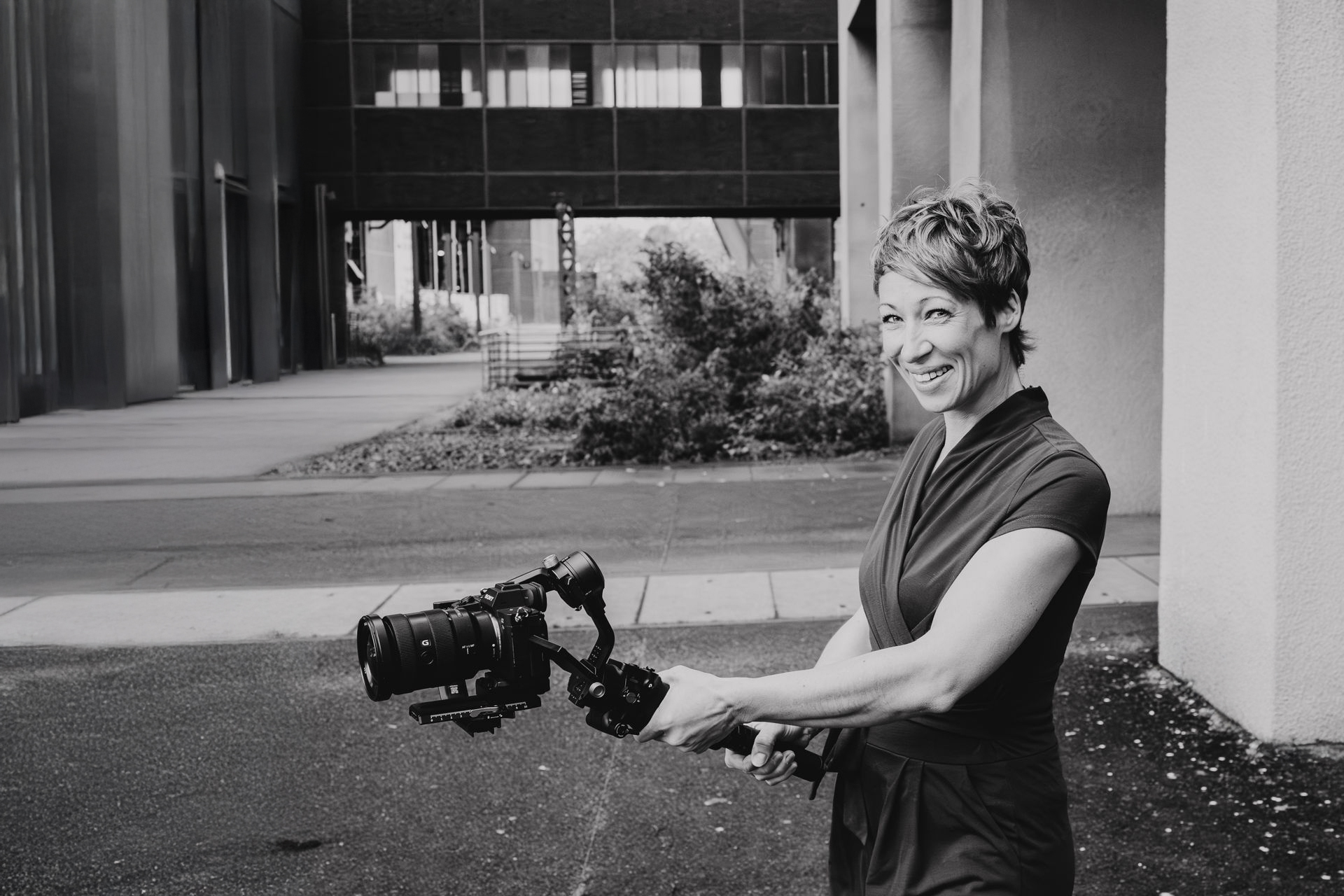 in Schwarzweißbild von Nina Reinert mit ihrer Kamera auf dem Gimbal